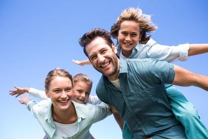 Happy parents with their children Absicherung & Vorsorge